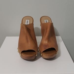Size 7 EUC Daynty Tan Steve Madden Heeled Clogs